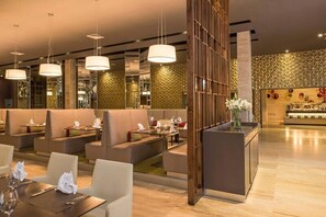 6 Restaurants; Frühstück, Mittagessen und Abendessen werden serviert