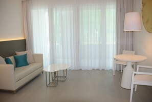 Minibar con snack e bevande gratuite, una cassaforte in camera