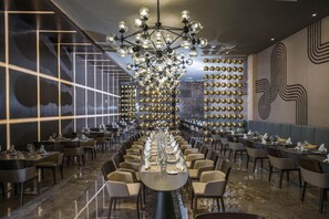 6 restaurants, breakfast, lunch, dinner served; international cuisine