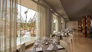 6 restaurants, breakfast, lunch, dinner served; international cuisine