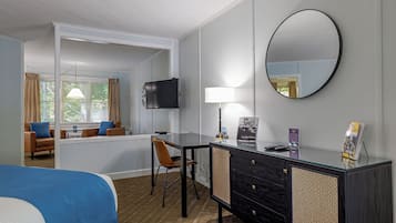Mini-Suite with One King Bed- Non-Smoking (Maximum 2 People) | Ropa de cama de alta calidad y escritorio