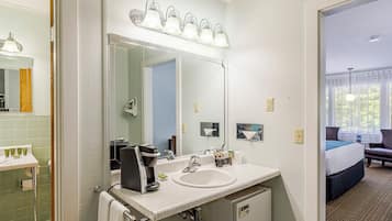 Bañera con ducha, artículos de tocador gratuitos, secador de pelo