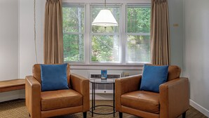 Mini-Suite with One King Bed- Non-Smoking (Maximum 2 People) | Aire de séjour