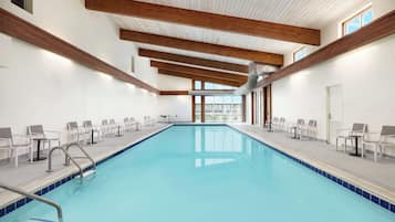 Innenpool, geöffnet von 06:00 Uhr bis 22:00 Uhr, Liegestühle