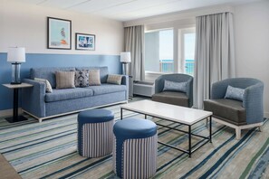 Studiosuite, 1 kingsize-seng, ved havkanten | Oppholdsområde | En 46-tommers Flatskjerm-TV med kabel-kanaler samt TV