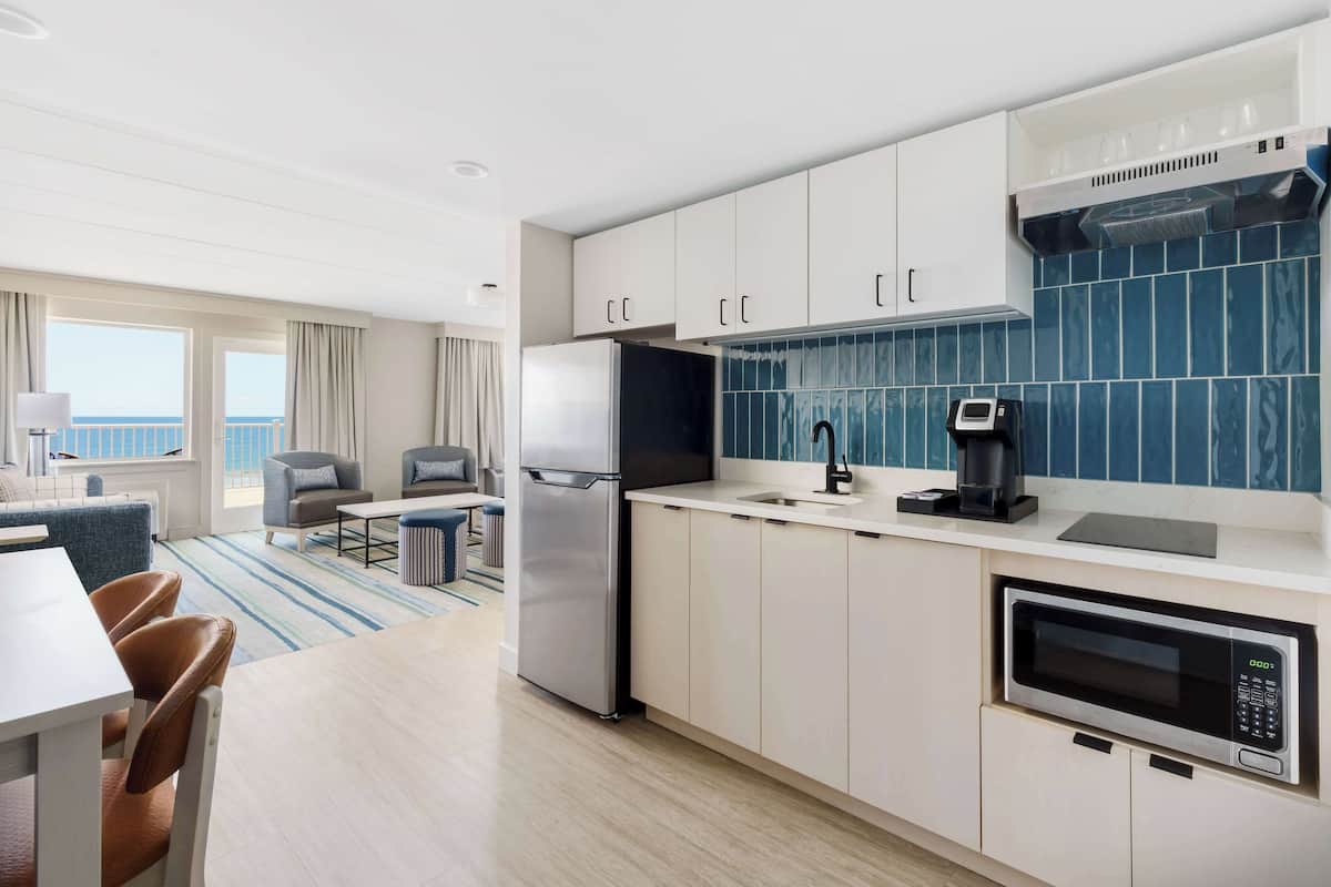 studio suite, 1 king bed, oceanfront | living area | 46-inch flat-screen tv with cable channels, tv