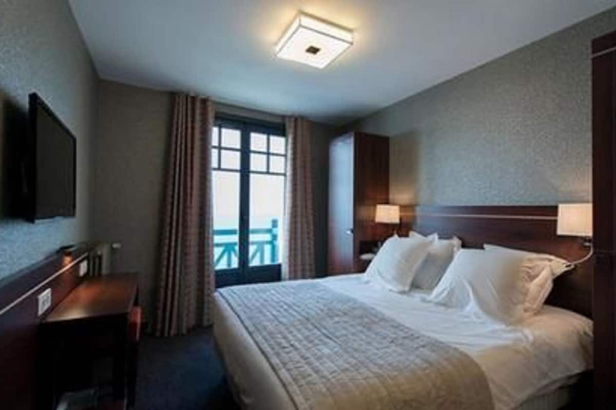 premium bedding, individually furnished, desk, iron/ironing board