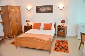 Quarto solteiro | Escrivaninha, Wi-Fi de cortesia