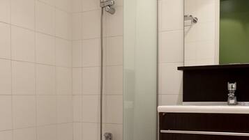 Badewanne, Haartrockner, Handtücher