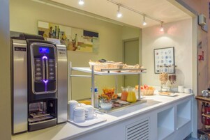 Colazione a buffet, servita tutte le mattine (13 EUR a persona) 