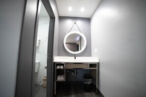 Standard Room | Bathroom | Shower, hair dryer, towels - Palms Motel (Pico Rivera)
