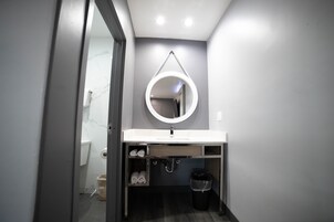 Quarto standard | Banheiro | Chuveiro, secador de cabelo, toalhas de banho 