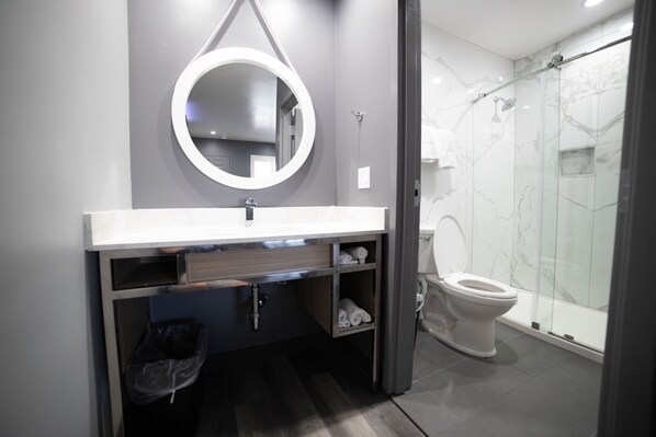 Standard Room | Bathroom | Shower, hair dryer, towels - Palms Motel (Pico Rivera)