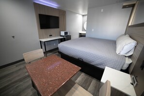 Standard Room | Desk, iron/ironing board, free WiFi - Palms Motel (Pico Rivera)