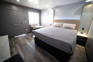 Escritorio, tabla de planchar con plancha y wifi gratis 