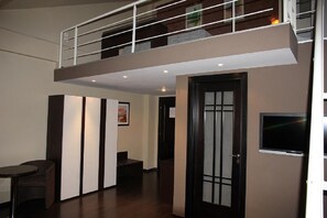 Een 32-inch plasmatelevisie met satellietzenders en televisie