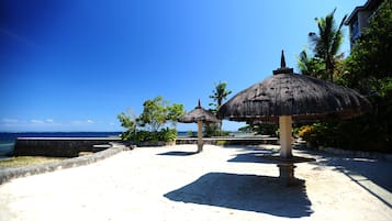 Privát strand a közelben, napozóágyak, napernyők és strandlepedők