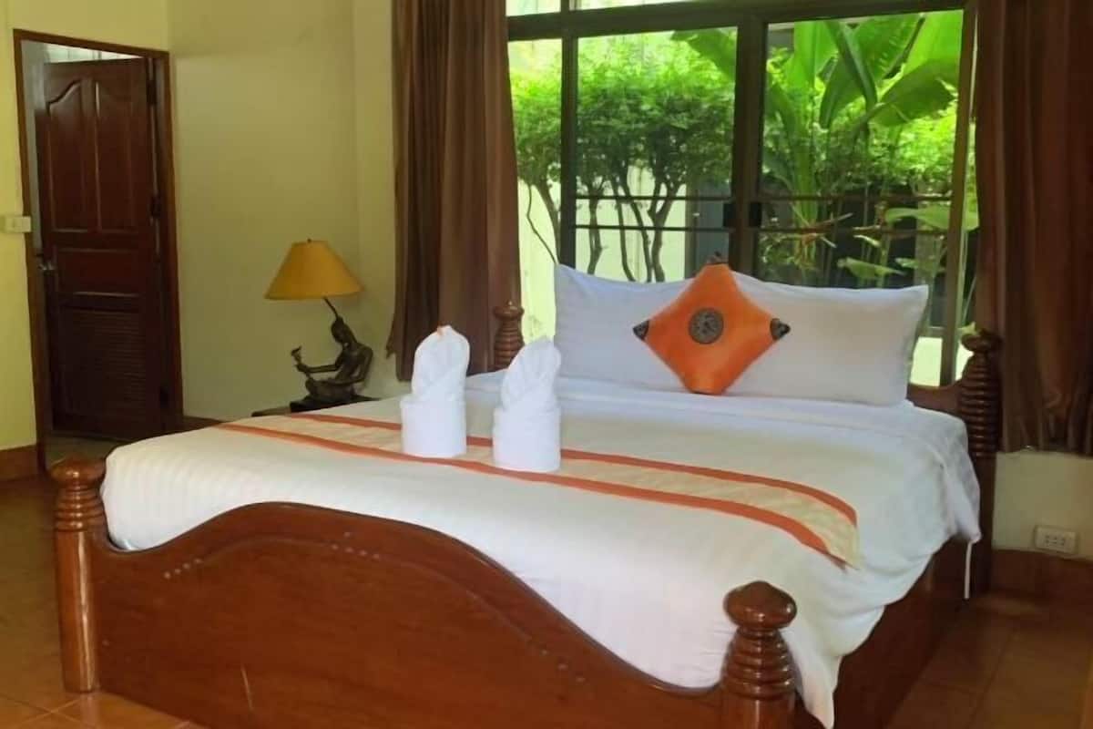 1 bedroom, free minibar items, in-room safe, blackout curtains
