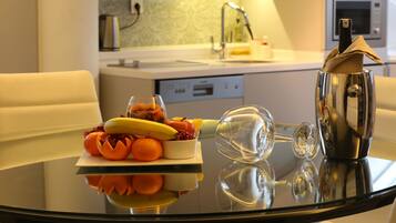 Full-sized fridge, microwave, dishwasher, coffee/tea maker