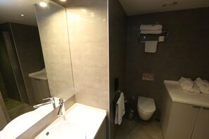Deluxe Duplex, Kitchenette (Penthouse) | Bathroom - Molton Nisantasi Suites (Istanbul)