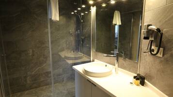 Dúplex Deluxe, cocineta (Penthouse) | Baño | Tina con regadera, tina profunda, regadera tipo lluvia