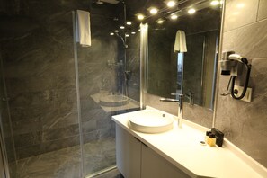 Deluxe Duplex, Kitchenette (Penthouse) | Bathroom | Combined shower/tub, deep soaking tub, rainfall showerhead - Molton Nisantasi Suites (Istanbul)