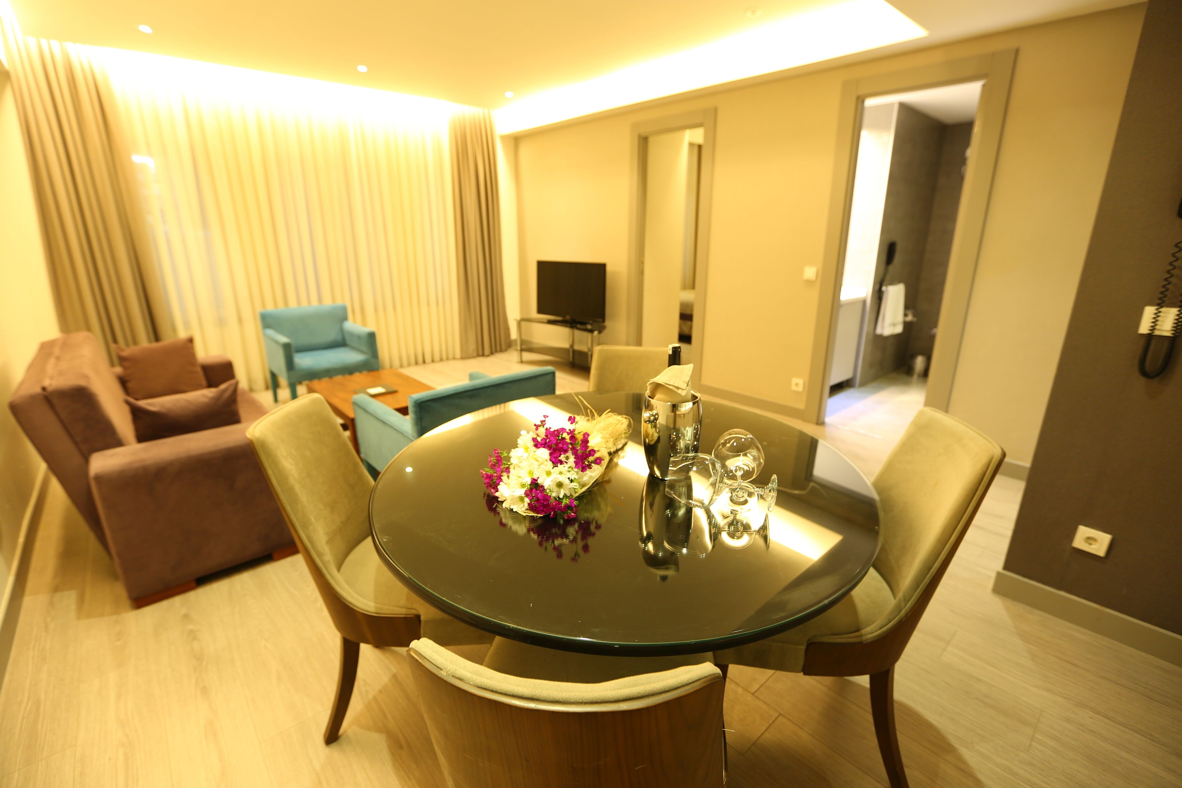Deluxe Suite, Kitchenette | Living area