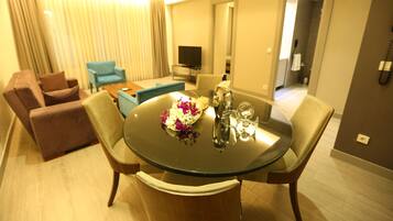 Deluxe Suite, Kitchenette | Living area