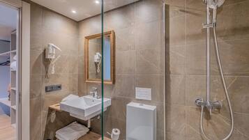 Une salle de bain moderne équipée d’une douche, d’un lavabo et de toilettes.