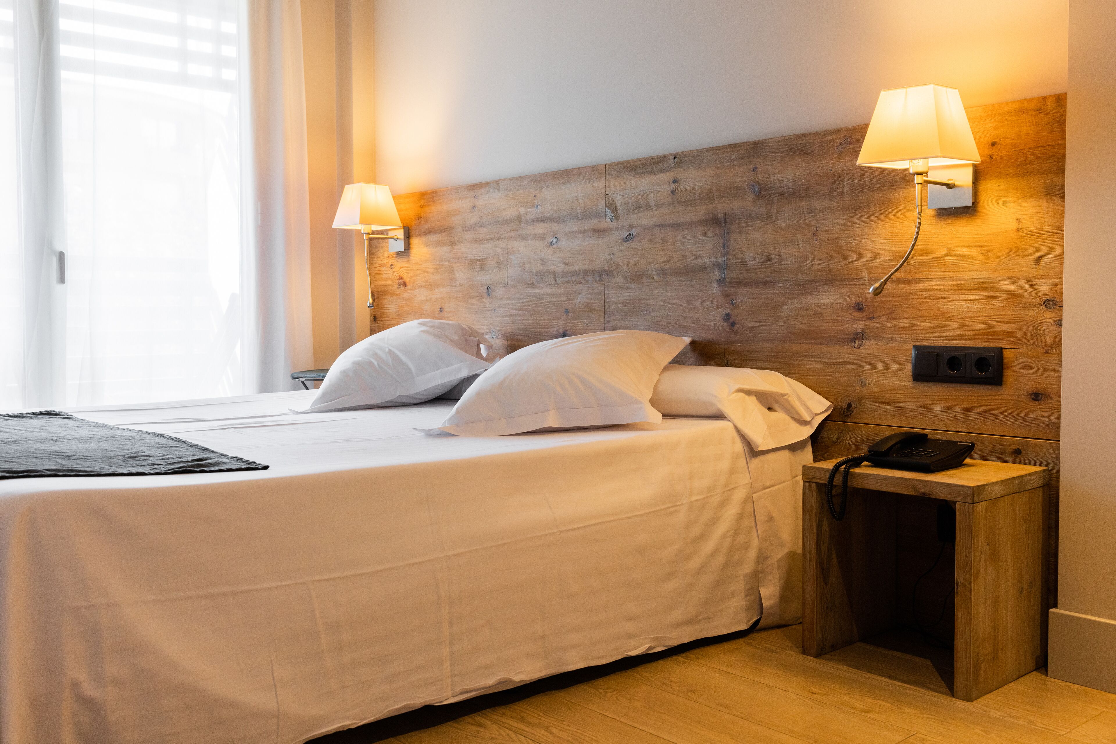 Caja de seguridad en la habitación y espacio para trabajar con laptop 