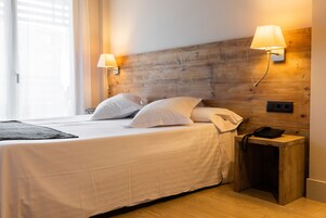 Caja de seguridad en la habitación y espacio para trabajar con laptop 