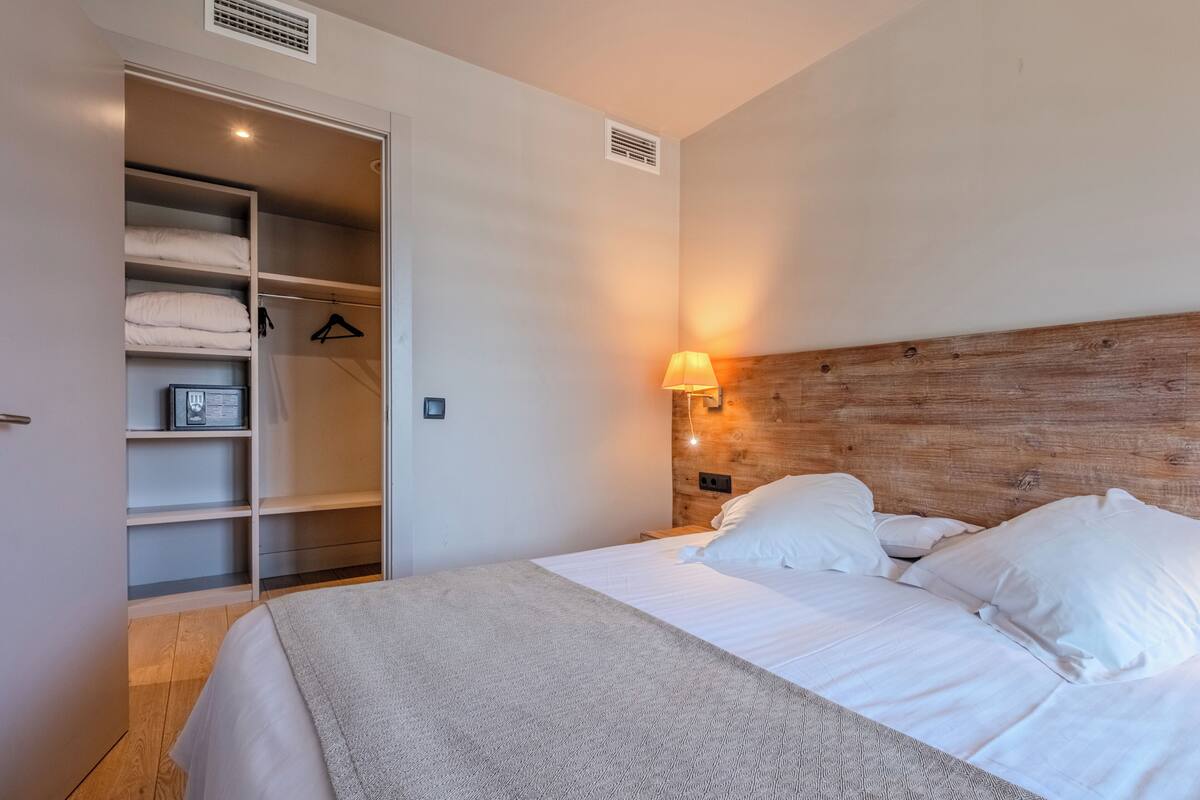 Departamento, 2 habitaciones | Caja de seguridad en la habitación y espacio para trabajar con laptop 