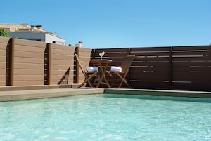 Una piscina al aire libre