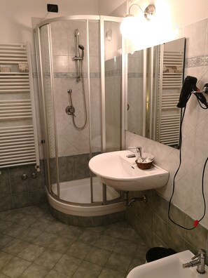 Regadera, amenidades de baño gratuitas, secadora de cabello, bidet 