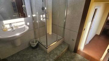 Shower, free toiletries, hair dryer, bidet