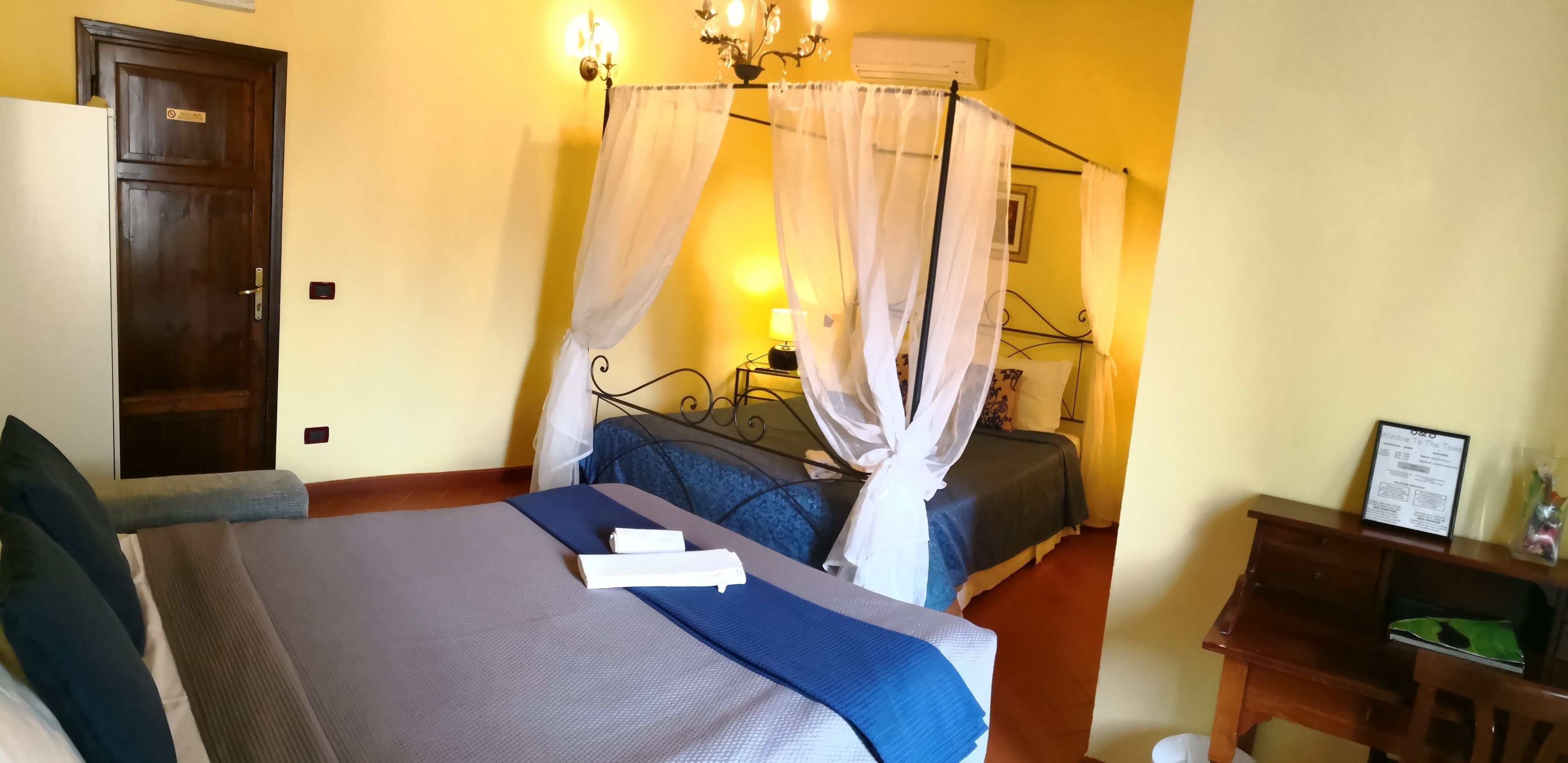 Foto - Window To The Tower