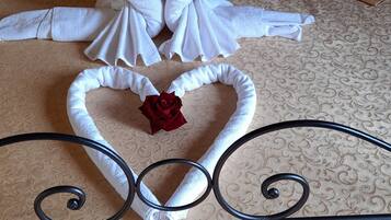 City-Zimmer, 1 Schlafzimmer, Stadtblick | 1 Schlafzimmer, Daunenbettdecken, Minibar, Schreibtisch