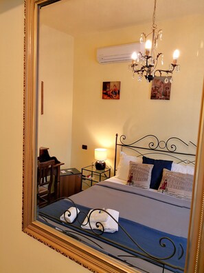 Down comforters, minibar, desk, iron/ironing board - B&B Window To The Tower (Pisa)