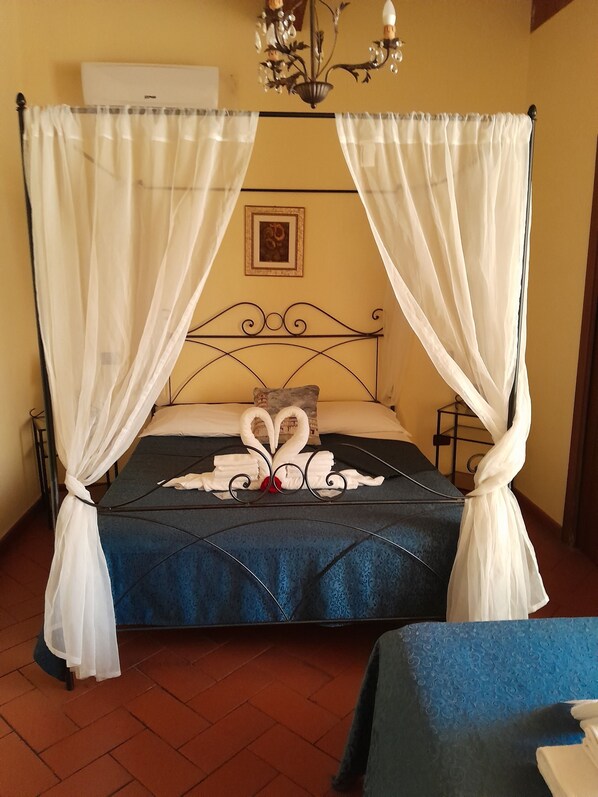 Fyrbäddsrum | Duntäcken, minibar, skrivbord och strykjärn/strykbräda