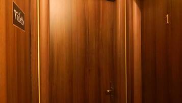 Camera City, 1 camera da letto, vista città | Bagno | Doccia, set di cortesia gratuito, asciugacapelli, bidet