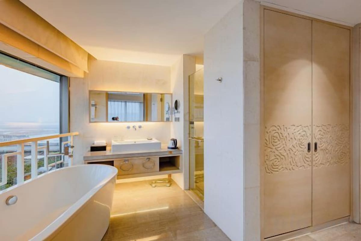Ducha y bañera combinadas y artículos de higiene personal gratuitos