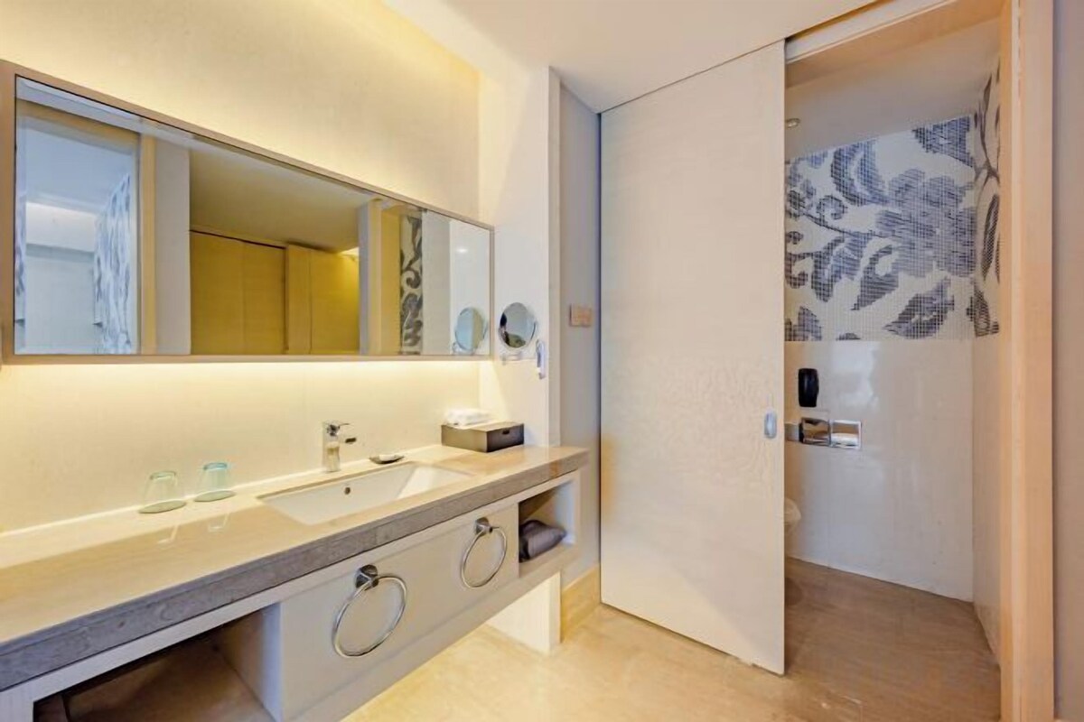 Combined shower/bathtub, free toiletries, hair dryer, towels