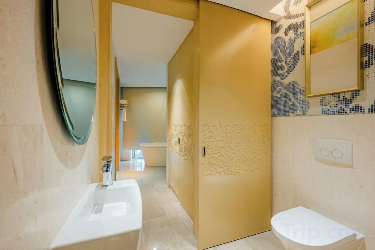 Combined shower/bathtub, free toiletries, hair dryer, towels