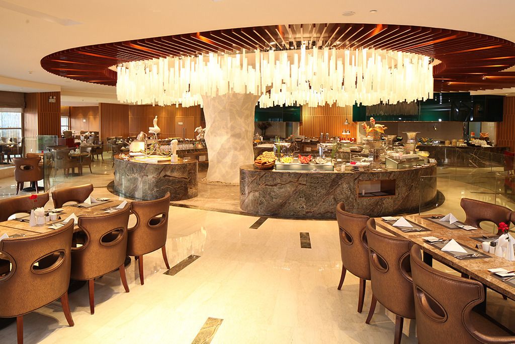 2 restaurants, breakfast, lunch, dinner served; Chinese cuisine 