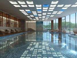 สระว่ายน้ำในร่ม, สระว่ายน้ำกลางแจ้ง