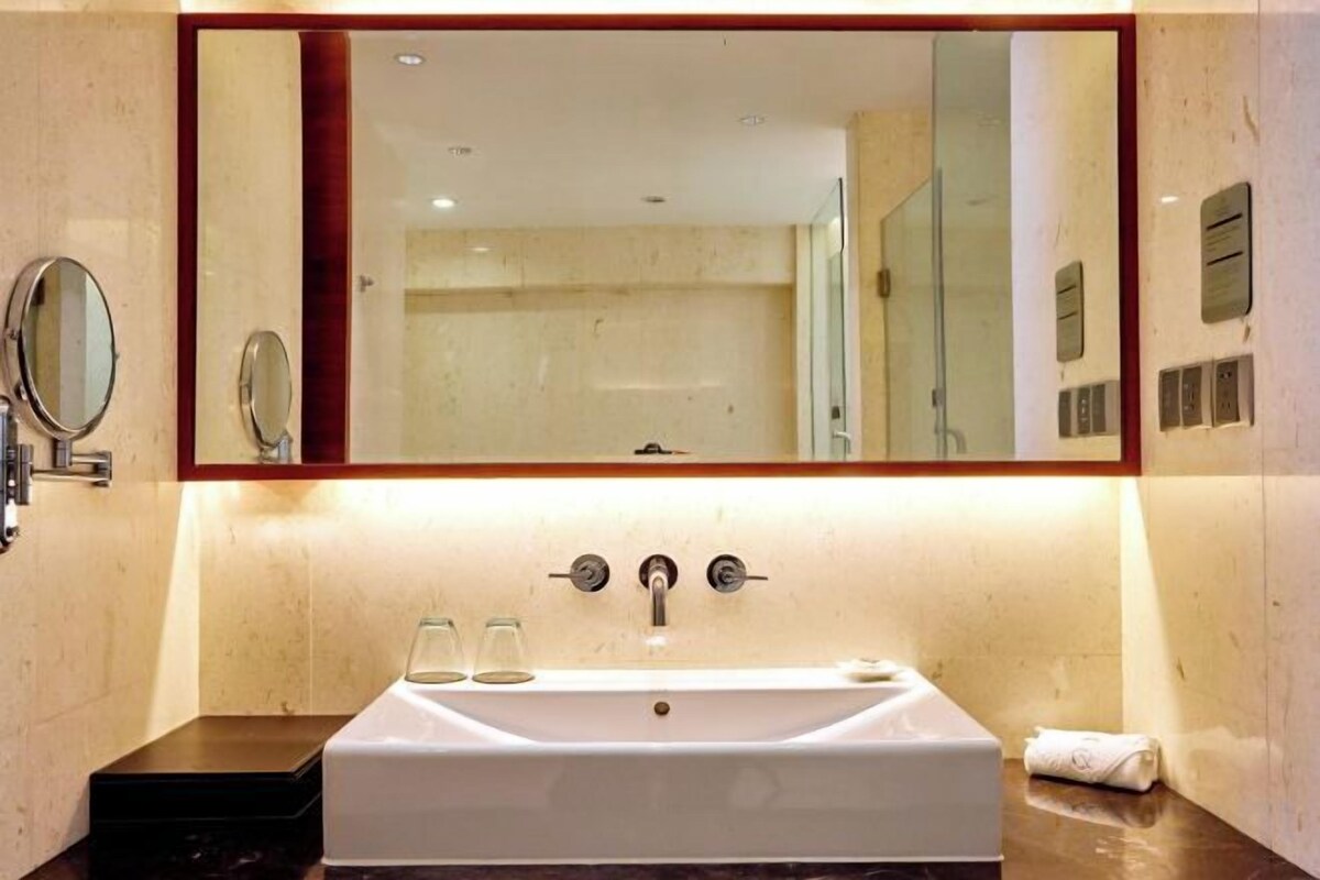 Ensemble douche/baignoire, articles de toilette gratuits, sèche-cheveux