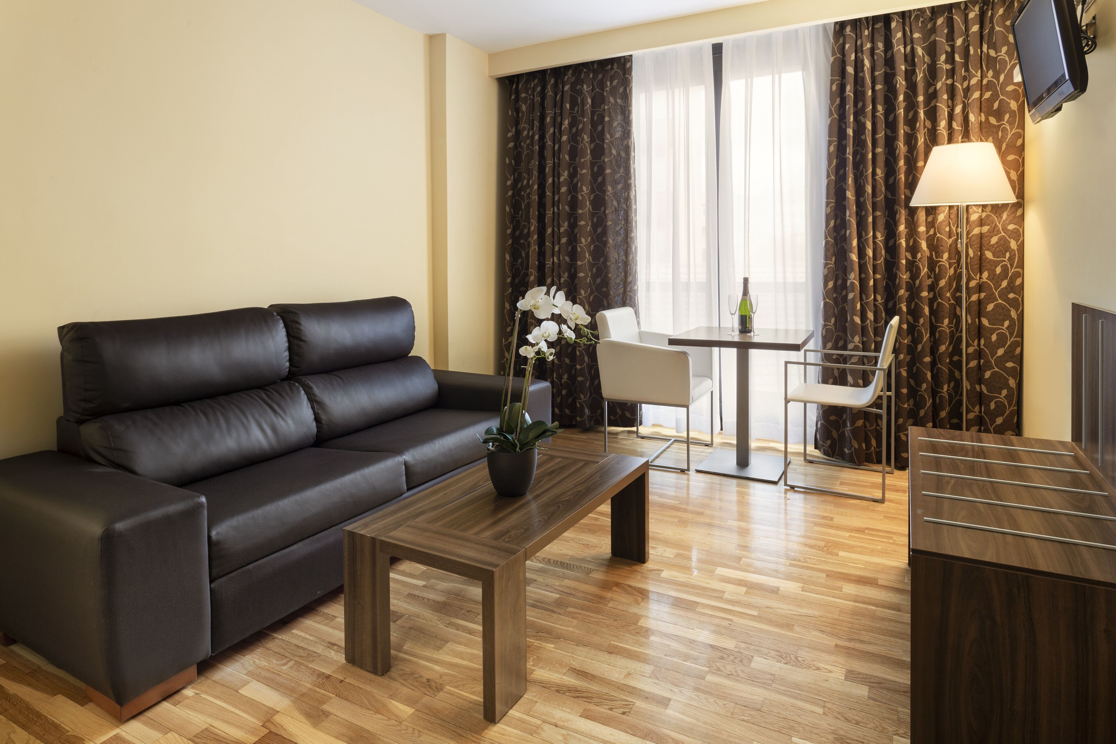 小型套房 | 迷你吧、客房内保险箱、隔音、免费 WiFi