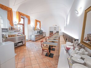 Café da manhã com buffet grátis todos os dias