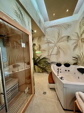 Kahden hengen deluxe-huone, 1 keskisuuri parisänky (with private Spa) | Tallelokero huoneessa, työpöytä