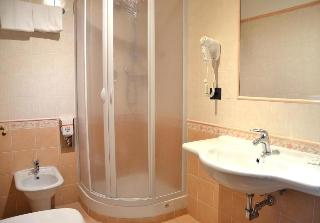 standard quadruple room (camera familiare con letto extra) | bathroom | shower, free toiletries, hair dryer, bidet